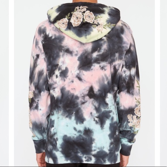 Young & Reckless sweaters. - Picture 14 of 16